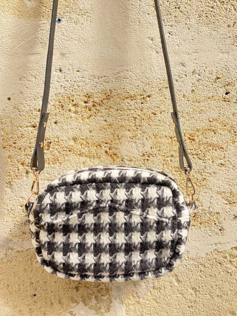 IMG 1775 768x1024 1 Maison Mallow - Sac à bandoulière Noir et Blanc Pied de Poule Constance – Chaîne en métal doré