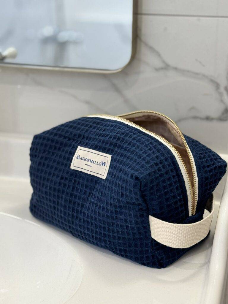 IMG 5500 768x1024 1 Maison Mallow - Trousse de Toilette Bleu Marine