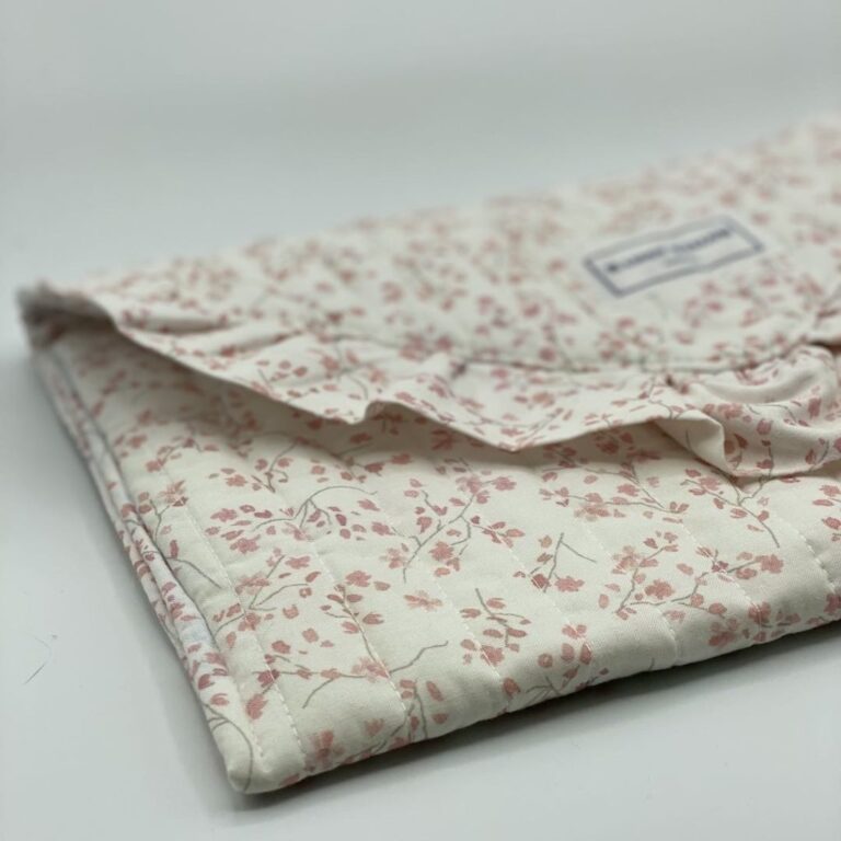 Maison Mallow - Pochette matelassée avec volant - à Fleurs Liberty – Cerisier en fleur