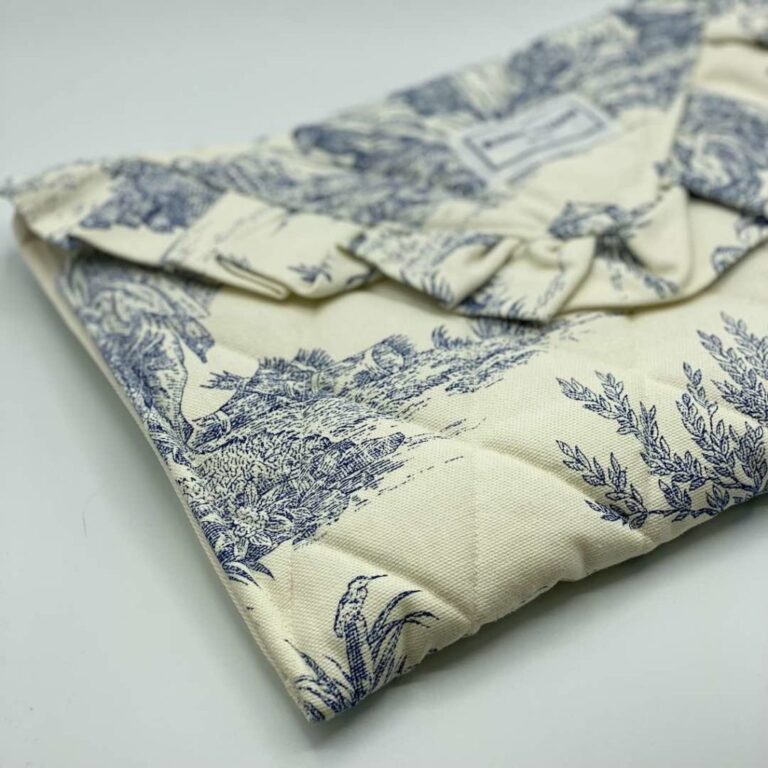 Maison Mallow - Pochette matelassée avec volant - Toile Jouy – Toile de Jouy Verte