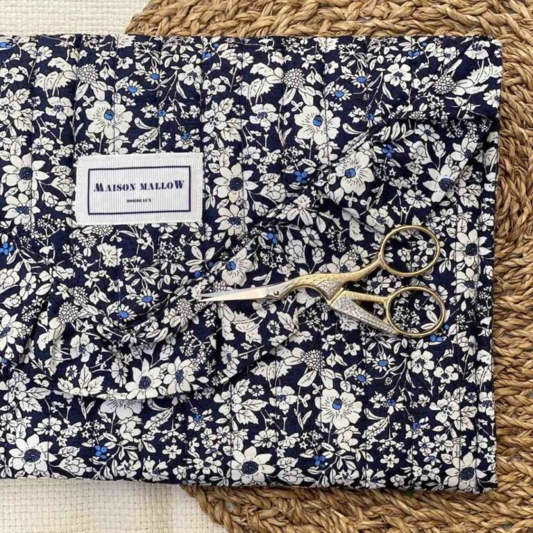 Maison Mallow - Pochette matelassée avec volant - à Fleurs Liberty – Cerisier en fleur