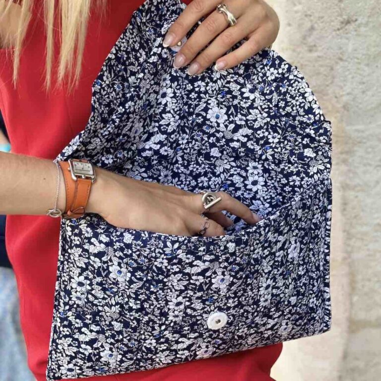 Maison Mallow - Pochette matelassée avec volant - à Fleurs Liberty – Cerisier en fleur