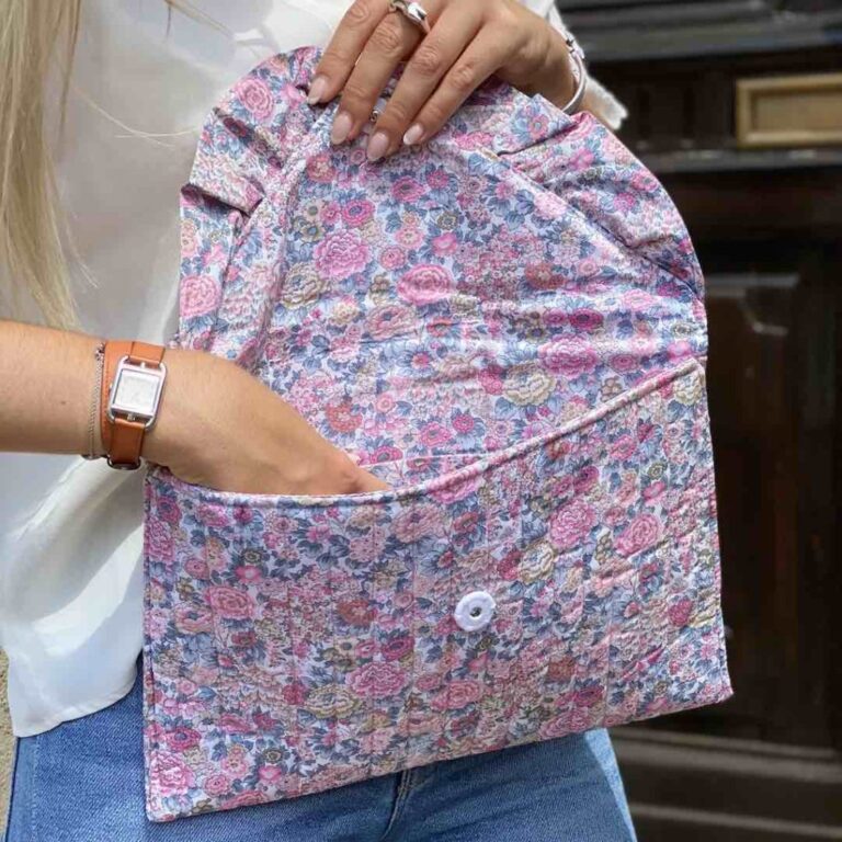 Maison Mallow - Pochette matelassée avec volant - à Fleurs Liberty – Cerisier en fleur