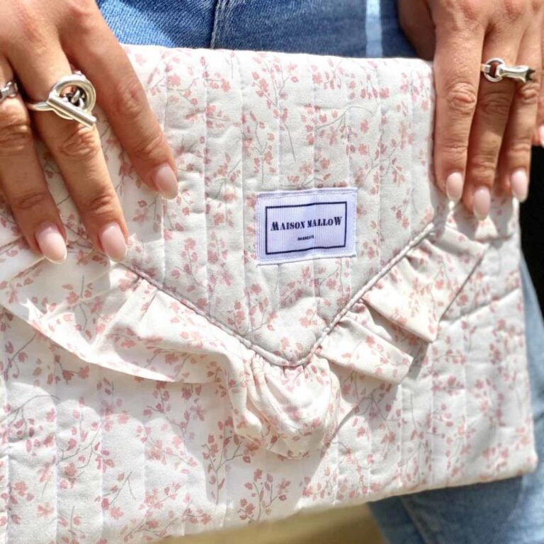 Maison Mallow - Pochette matelassée avec volant - à Fleurs Liberty – Cerisier en fleur