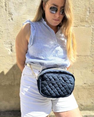 Sac à bandoulière bleu à chaîne dorée Constance par la marque MAISON MALLOW MAISON MALLOW - Sac à bandoulière bleu à chaîne dorée Constance