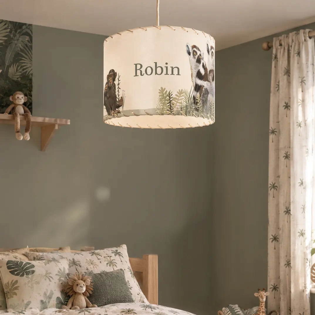Luminaire jungle dans chambre enfant Atelier Baby’Sphère - Luminaire personnalisable chambre bébé thème jungle