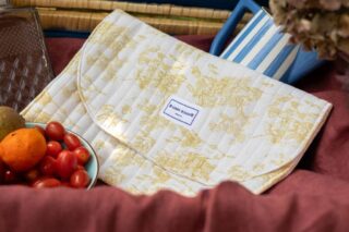 Pochette matelassée Toile de Jouy Jaune – Prototype par la marque MAISON MALLOW MAISON MALLOW - Pochette matelassée Toile de Jouy Jaune – Prototype
