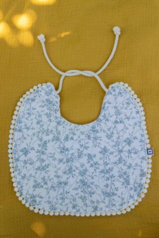 Bavoir Fleurs bleues – Les Imparfaits par la marque MAISON MALLOW MAISON MALLOW - Bavoir Fleurs bleues – Les Imparfaits