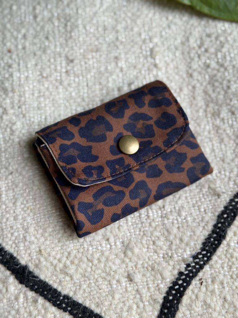 Mini Portefeuille Leopard Bleu face 768x1024 1 Maison Mallow - Mini Portefeuille Léopard Bleu