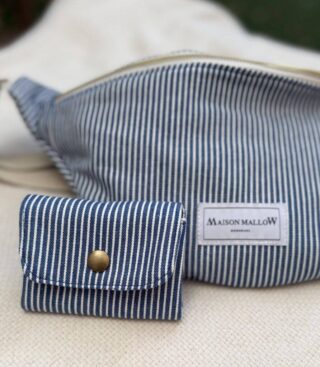 Mini Portefeuille en jean à rayures bleues et blanches par la marque MAISON MALLOW MAISON MALLOW - Mini Portefeuille en jean à rayures bleues et blanches