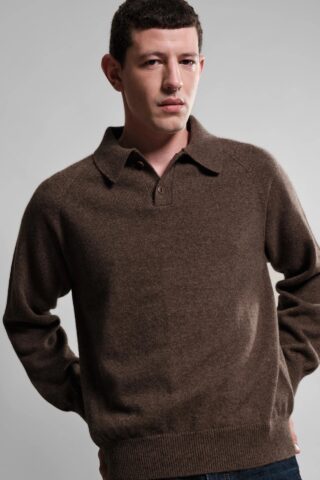 Polo Armen – Mocha par la marque Nitto Knitwear Nitto Knitwear - Polo Armen – Mocha