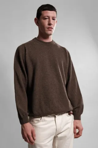 Pull Col Rond Armen – Mocha par la marque Nitto Knitwear Nitto Knitwear - Pull Col Rond Armen – Mocha