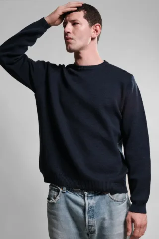 Pull Col Rond Youri – Marine par la marque Nitto Knitwear Nitto Knitwear - Pull Col Rond Youri – Marine