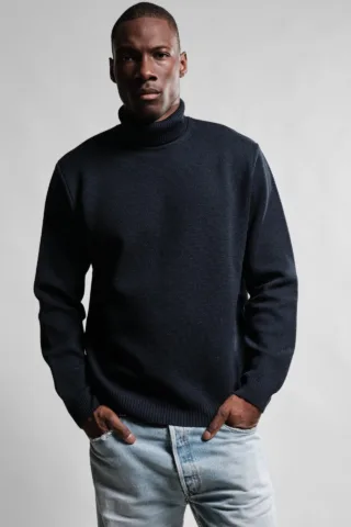 Pull Col Roulé Youri – Marine par la marque Nitto Knitwear Nitto Knitwear - Pull Col Roulé Youri – Marine