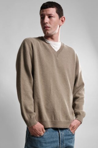 Pull Col V Armen – Khaki par la marque Nitto Knitwear Nitto Knitwear - Pull Col V Armen – Khaki