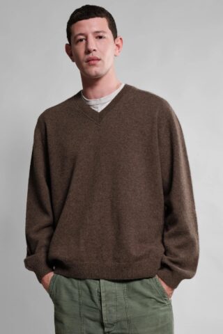 Pull Col V Armen – Mocha par la marque Nitto Knitwear Nitto Knitwear - Pull Col V Armen – Mocha