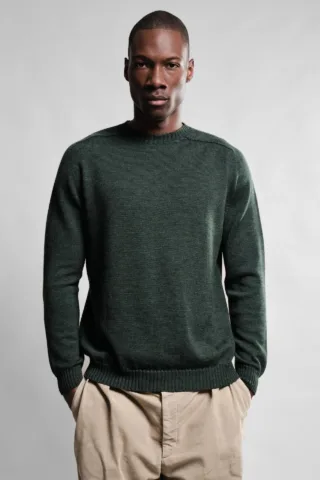Pull Col Rond Aris – Vert Forêt par la marque Nitto Knitwear Nitto Knitwear - Pull Col Rond Aris – Vert Forêt