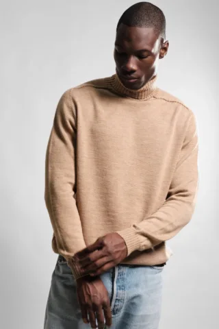 Pull Col Roulé Aris – Camel par la marque Nitto Knitwear Nitto Knitwear - Pull Col Roulé Aris – Camel