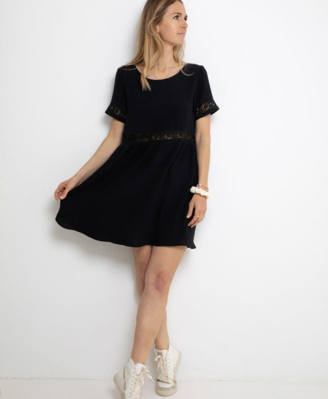 Petite robe noire gaze de coton biologique GOTS broderie anglaise made in France personnalisable 659x800 1 April & C. - Robe Robine - Noire – xl