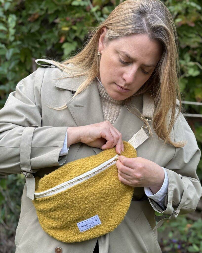 Sac banane laine bouclette jaune moutarde 1370 2 818x1024 1 Maison Mallow - Sac banane laine bouclette jaune moutarde