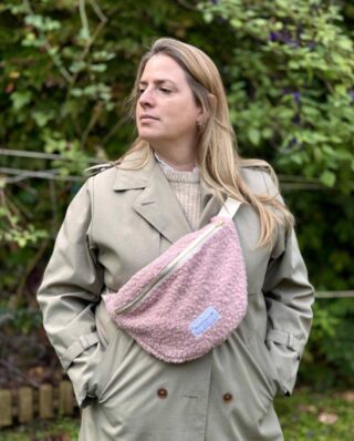 Sac banane laine bouclette rose par la marque MAISON MALLOW MAISON MALLOW - Sac banane laine bouclette rose