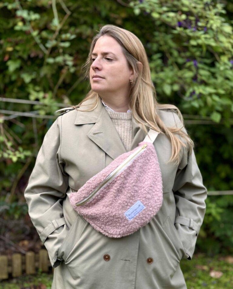 Sac banane laine bouclette rose 1358 824x1024 1 Maison Mallow - Sac banane laine bouclette rose