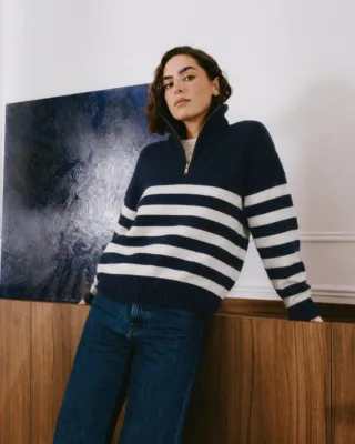 Pull Col Zippé Tsoliné – Navy / Quartz par la marque Tricots Jean Marc Tricots Jean Marc - Pull Col Zippé Tsoliné – Navy / Quartz