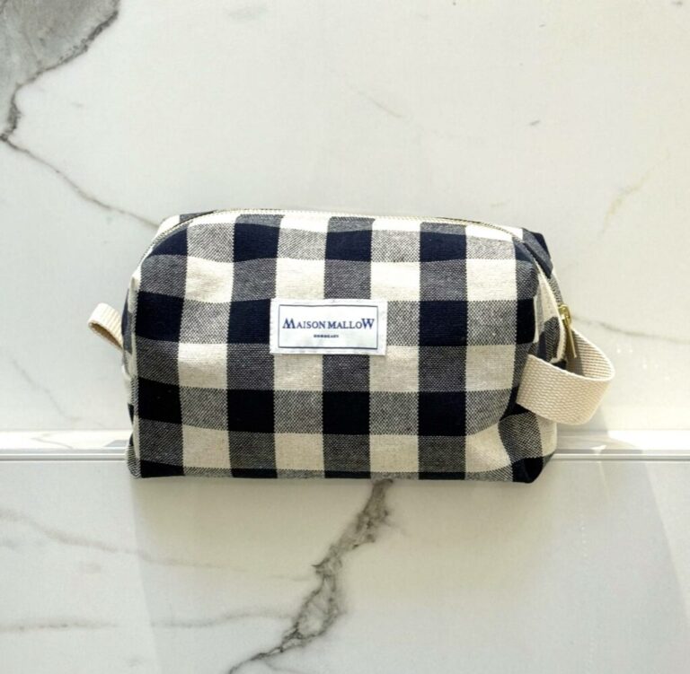 Trousse de toilette XXL carreaux vichy bleu marine 1024x1001 1 Maison Mallow - Trousse de Toilette XXL Carreaux Vichy Bleu Marine