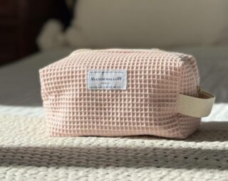 Trousse de Toilette Rose XXL par la marque MAISON MALLOW MAISON MALLOW - Trousse de Toilette Rose XXL