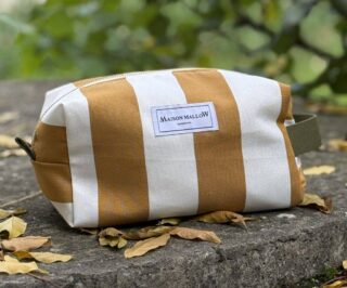 Trousse de toilette XXL à rayures jaune moutarde made in France par la marque MAISON MALLOW MAISON MALLOW - Trousse de toilette XXL à rayures jaune moutarde made in France