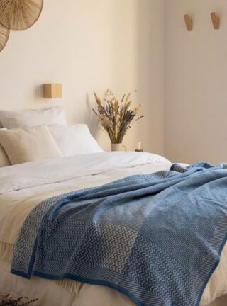 Grand plaid laine mérinos bleu océan par la marque MAISON SOLFIN MAISON SOLFIN - Grand plaid laine mérinos bleu océan