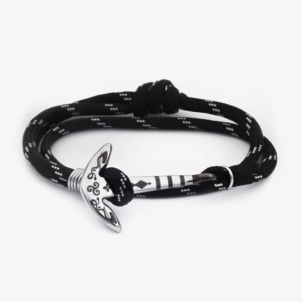 bracelet ancre homme triskell breton acier noir blanc vue produit monzemare 1024x1024 1 Monzémaré - Le Breton