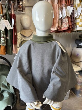 CHO Poncho spécial voiture approuvé par Sécurange – Gris par la marque Les Mômes des Dômes Les Mômes des Dômes - CHO Poncho spécial voiture approuvé par Sécurange – Gris
