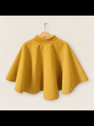 CHO Poncho spécial voiture approuvé par Sécurange – Moutarde par la marque Les Mômes des Dômes Les Mômes des Dômes - CHO Poncho spécial voiture approuvé par Sécurange – Moutarde