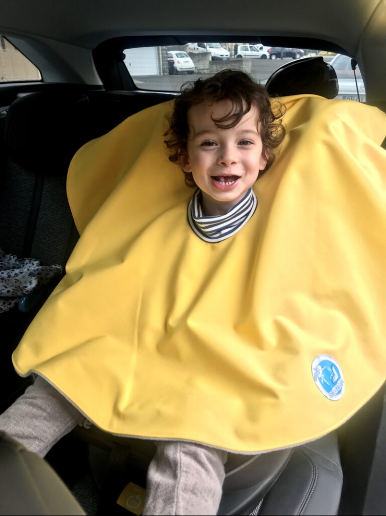 Les Mômes des Dômes - CHO Poncho spécial voiture approuvé par Sécurange - Moutarde