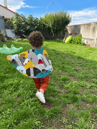 CHO Poncho spécial voiture approuvé par Sécurange – Simon par la marque Les Mômes des Dômes Les Mômes des Dômes - CHO Poncho spécial voiture approuvé par Sécurange – Simon