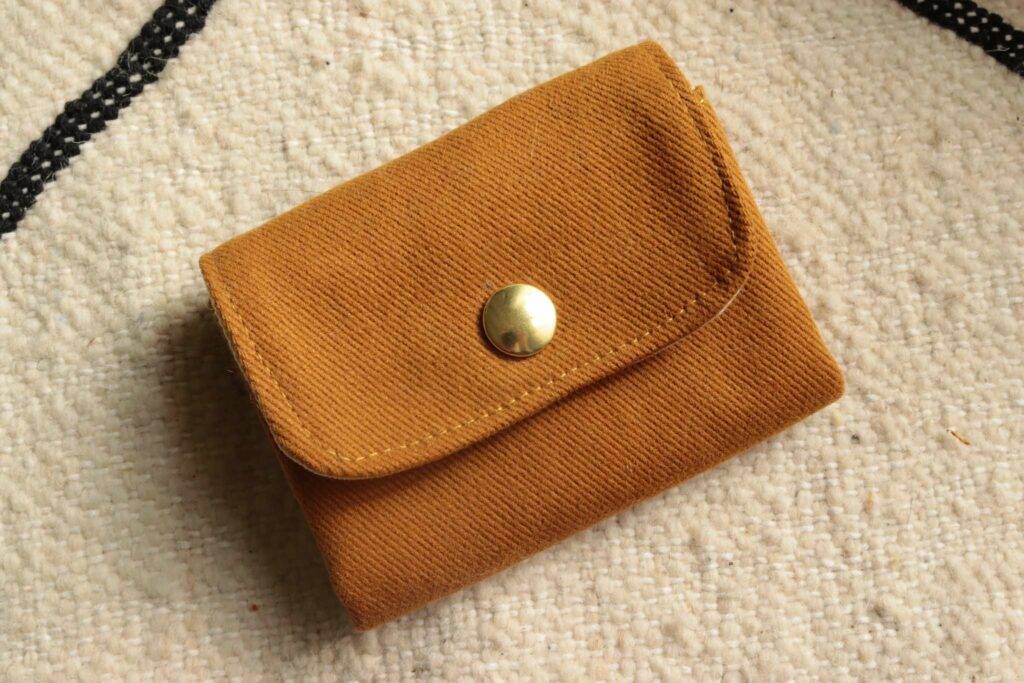 jaune moutarde velour 1024x683 1 Maison Mallow - Mini Portefeuille En Toile Unie Ocre