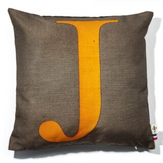 Housse de coussin alphabet lettre J par la marque Maron Bouillie Maron Bouillie - Housse de coussin alphabet lettre J