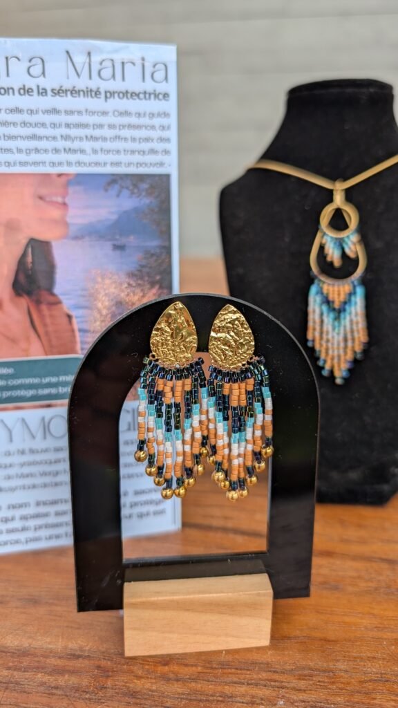 Valdyria - Petites Boucles d’Oreilles Nilyra Maria Marine