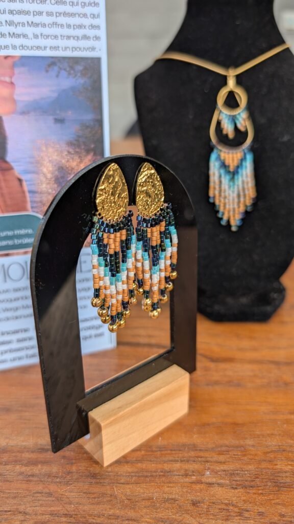 Valdyria - Petites Boucles d’Oreilles Nilyra Maria Marine
