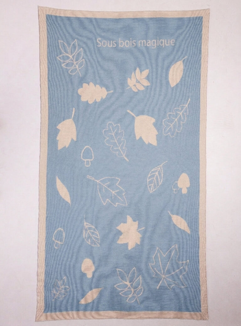 Maison Solfin - Plaid bébé personnalisable motif sous-bois laine mérinos bleu pastel – 125/70