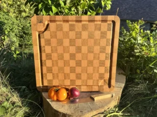Planche à découper en bois de bout 42.5×39.5×3.4cm (avec rigole) par la marque Sève et Copeaux Sève et Copeaux - Planche à découper en bois de bout 42.5×39.5×3.4cm (avec rigole)