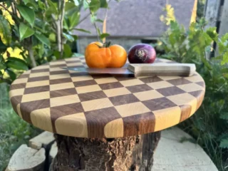Planche à découper en bois de bout ronde 38x38x2.5cm (avec pieds) par la marque Sève et Copeaux Sève et Copeaux - Planche à découper en bois de bout ronde 38x38x2.5cm (avec pieds)