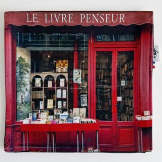 Pochette à rabat « Le Livre Penseur » par la marque Maron Bouillie Maron Bouillie - Pochette à rabat « Le Livre Penseur »