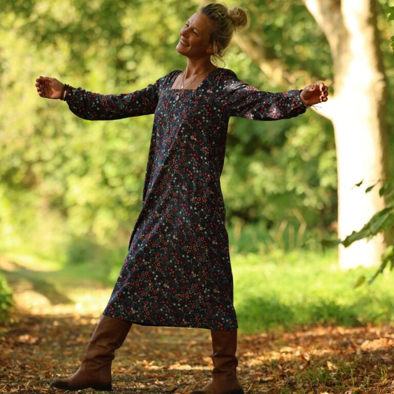 Quintessence - Robe Adélaïde — Velours milleraies bleu paon fleuri – XXL