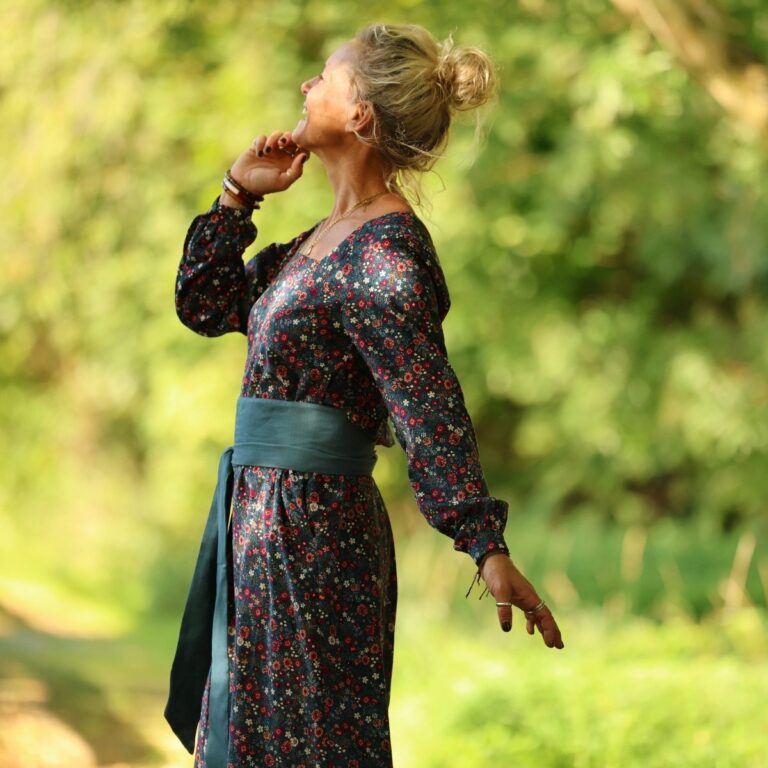 Quintessence - Robe Adélaïde — Velours milleraies bleu paon fleuri – XXL