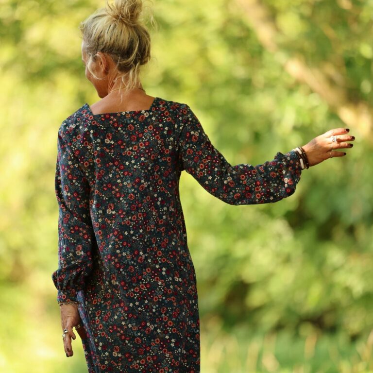 Quintessence - Robe Adélaïde — Velours milleraies bleu paon fleuri – XXL