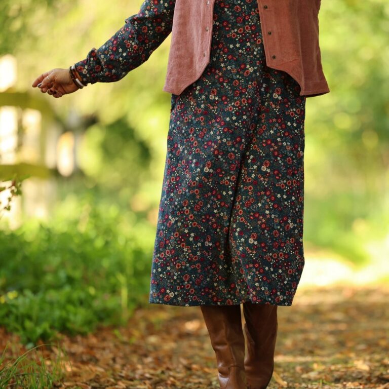 Quintessence - Robe Adélaïde — Velours milleraies bleu paon fleuri – XXL