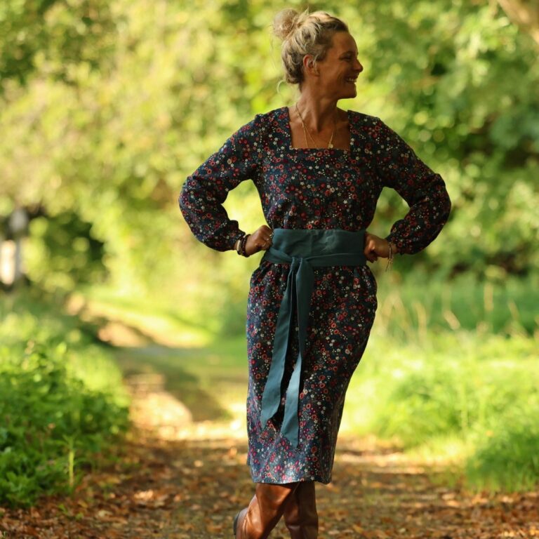 Quintessence - Robe Adélaïde — Velours milleraies bleu paon fleuri – XXL