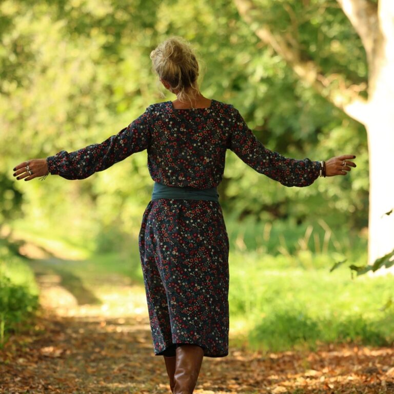 Quintessence - Robe Adélaïde — Velours milleraies bleu paon fleuri – XXL